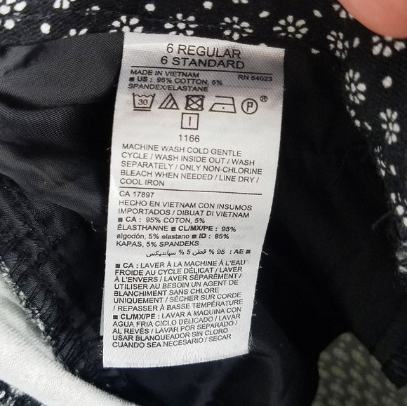 Old Navy Pixie Mid-Rise Black/White Floral Pants 6 - Picture 6 of 6